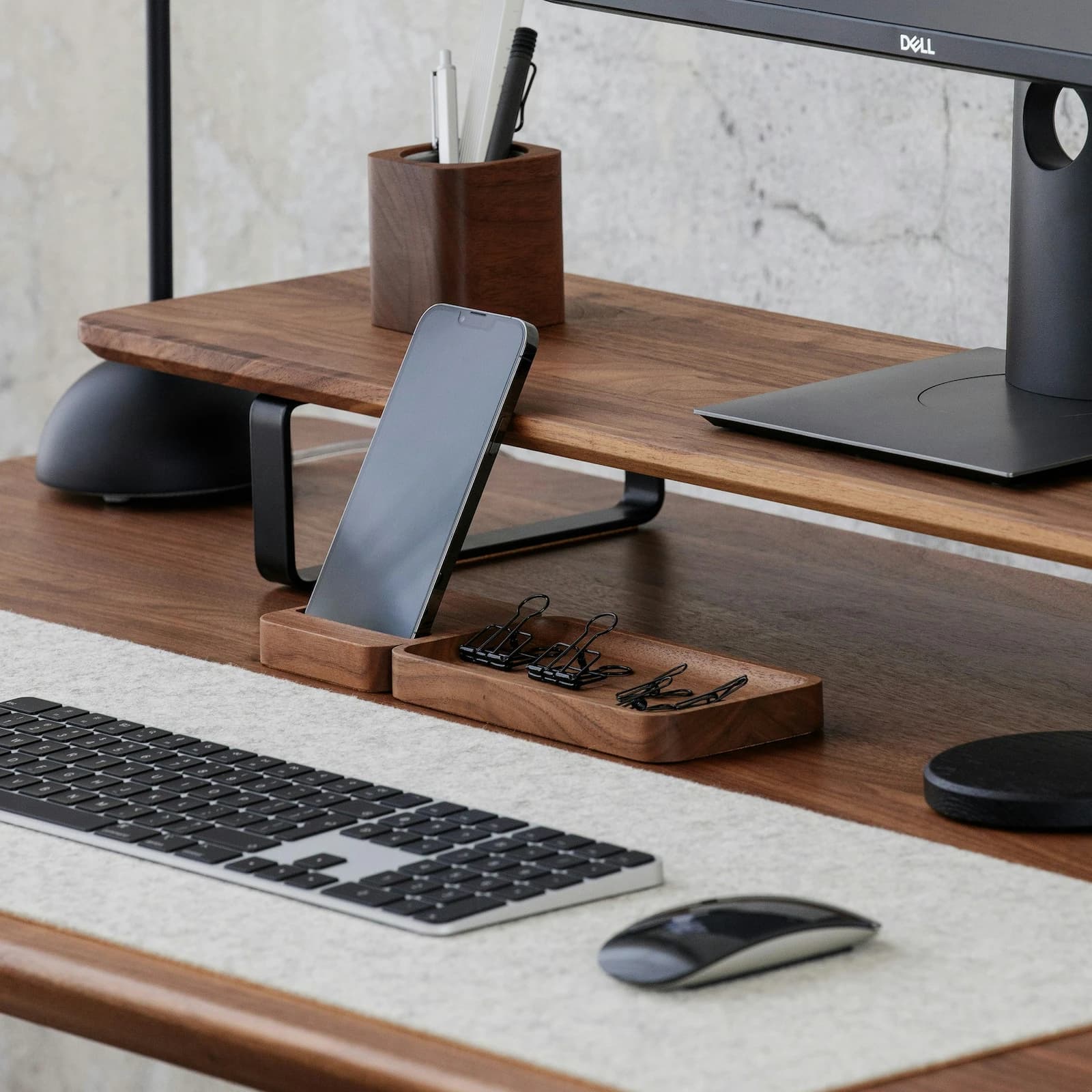 Espace de travail organisé avec bureau moderne et accessoires minimalistes