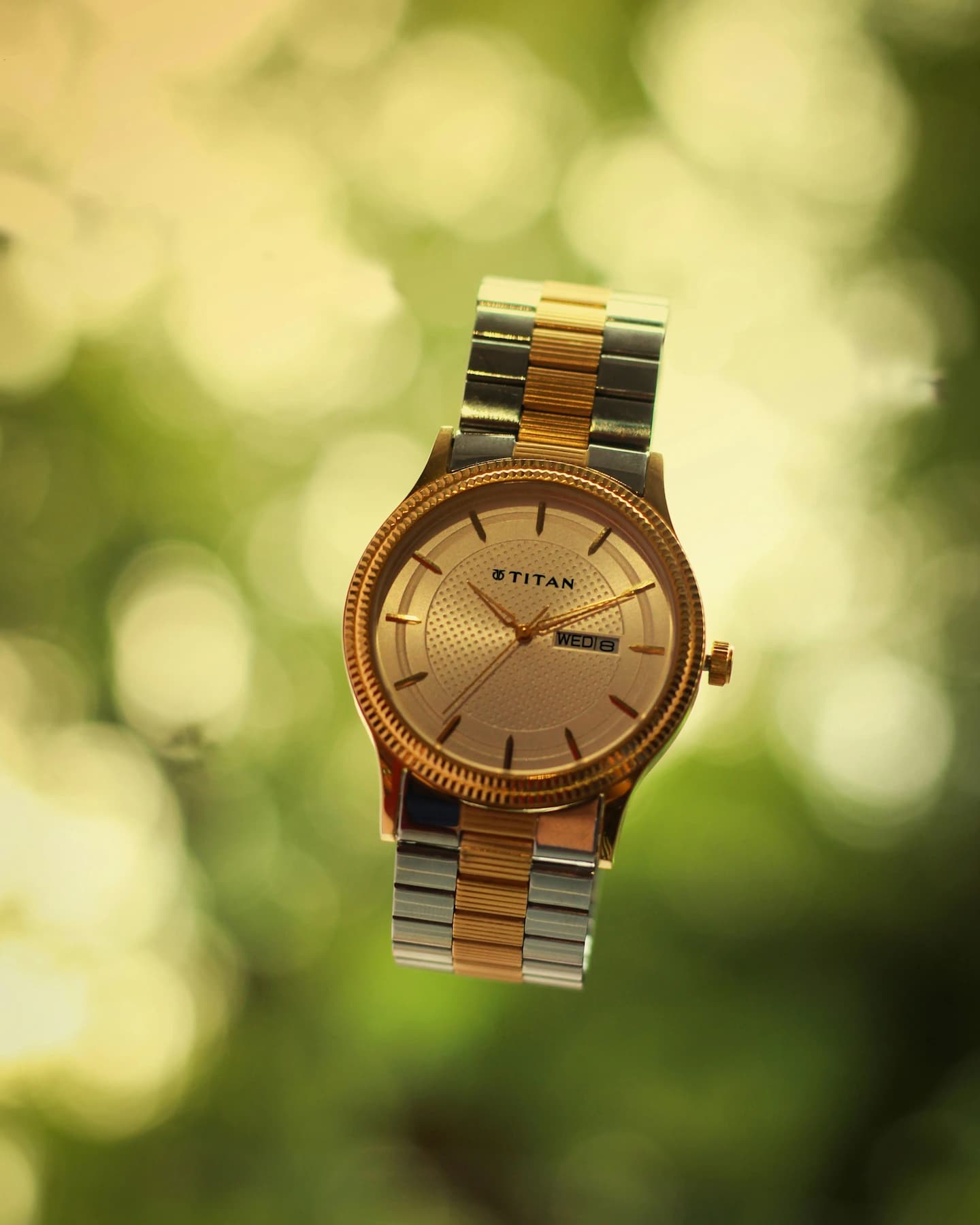 Montre élégante en métal doré mise en valeur sur fond lumineux avec effet bokeh