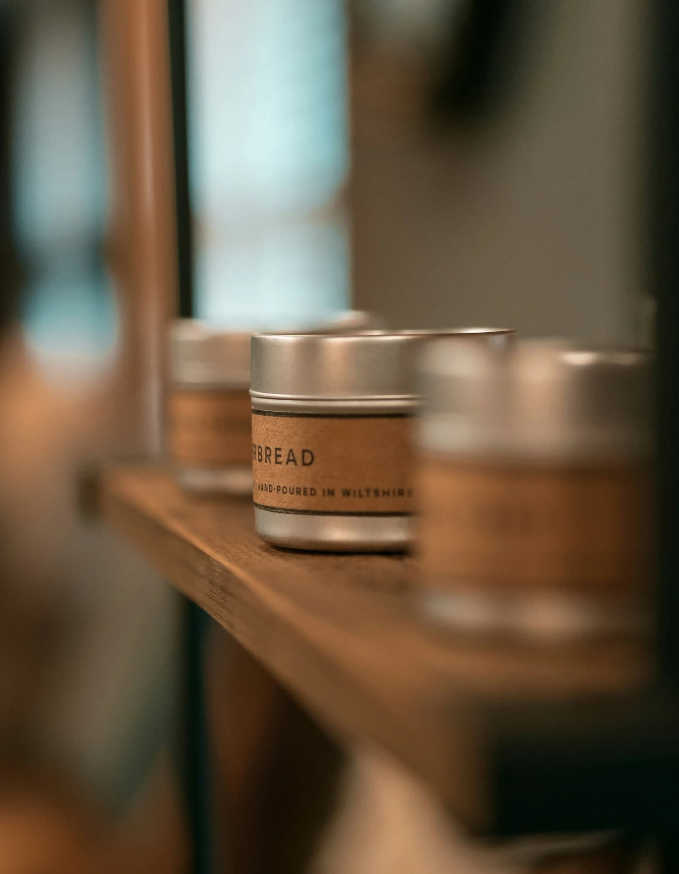 Produit artisanal présenté sur une étagère avec profondeur de champ et ambiance chaleureuse